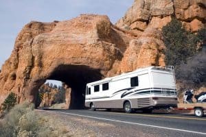 Read more about the article Travel Trailer vs. Motorhome (Pros and Cons)