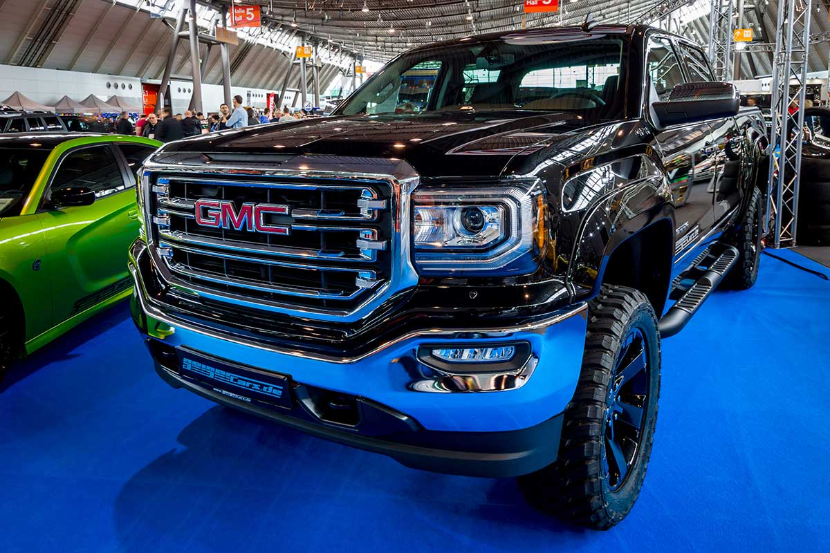 Heavy-Duty pickup truck GMC Sierra 1500 Crew Cab SLT, 2017, Which Pickup Truck Has The Most Legroom And Headroom