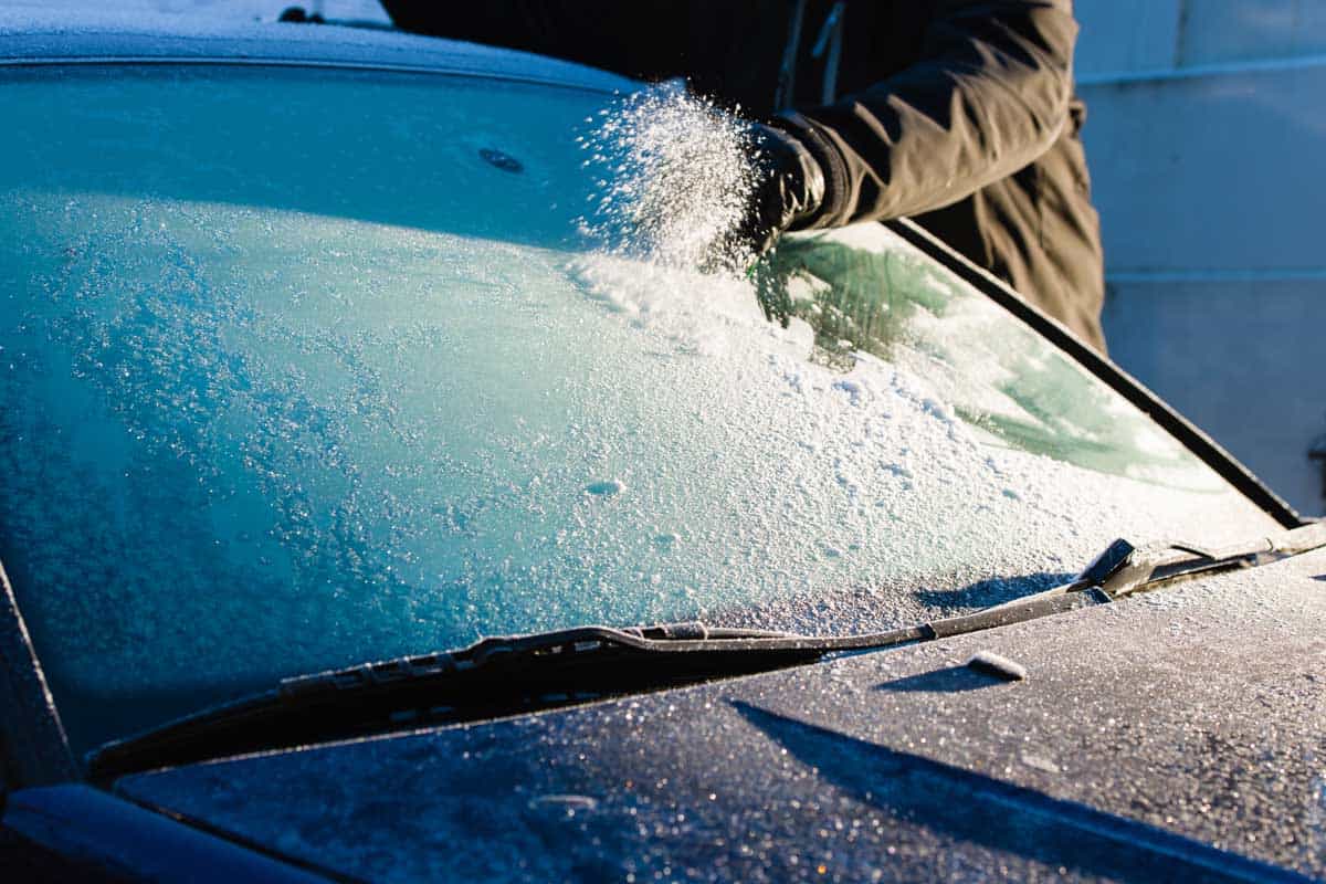 How to Keep the Windshield from Freezing While Driving