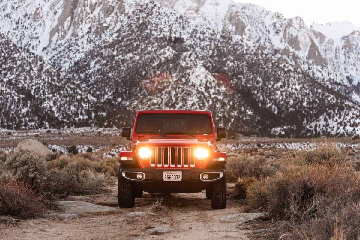 Photo of a Jeep Wrangler Sahara 2019 edition parked on a dirt road at the Alabama Hills close to the city of Lone Pine.