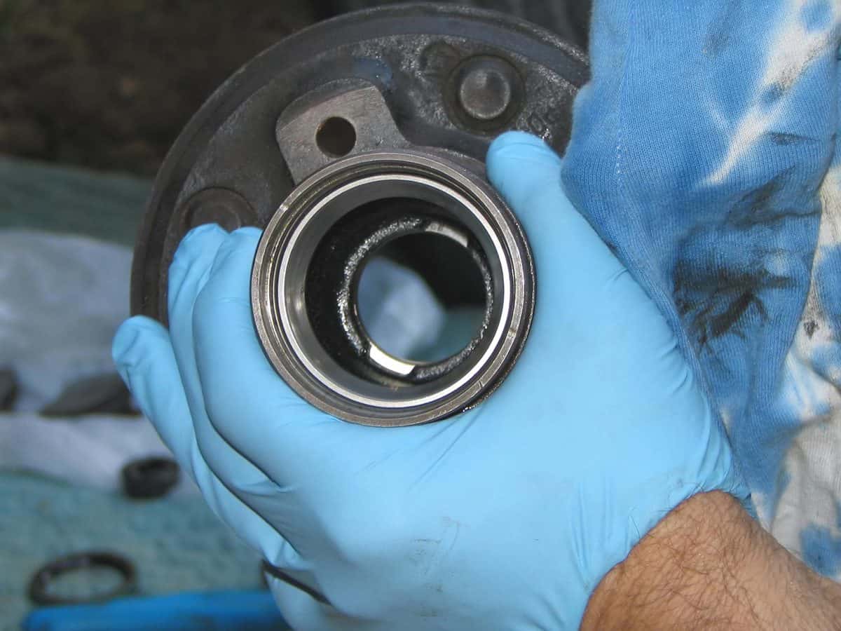Auto mechanic repairs the bearing hub