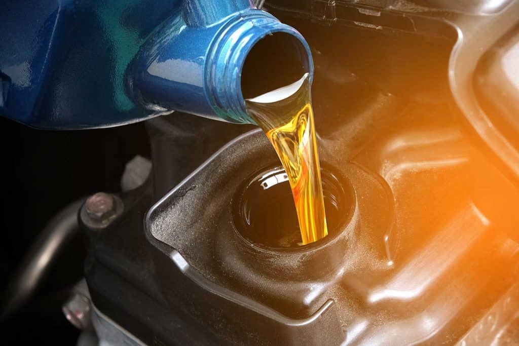 Refueling and pouring oil quality into the engine motor car