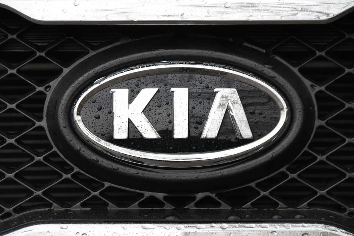 A Kia emblem embedded on the grill of a Kia Telluride, Does The Kia Telluride Have A Third Row?