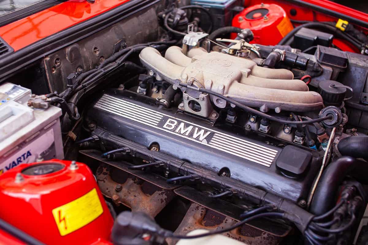 The engine compartment of a BMW e30 with an installed motor M20B20.
