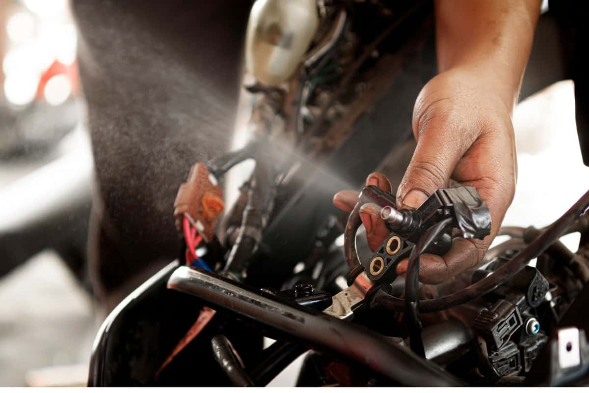 checking-motorbike-injector-work fuel