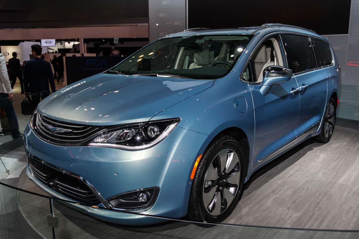 Chrysler Pacifica brand new model car vehicle showroom