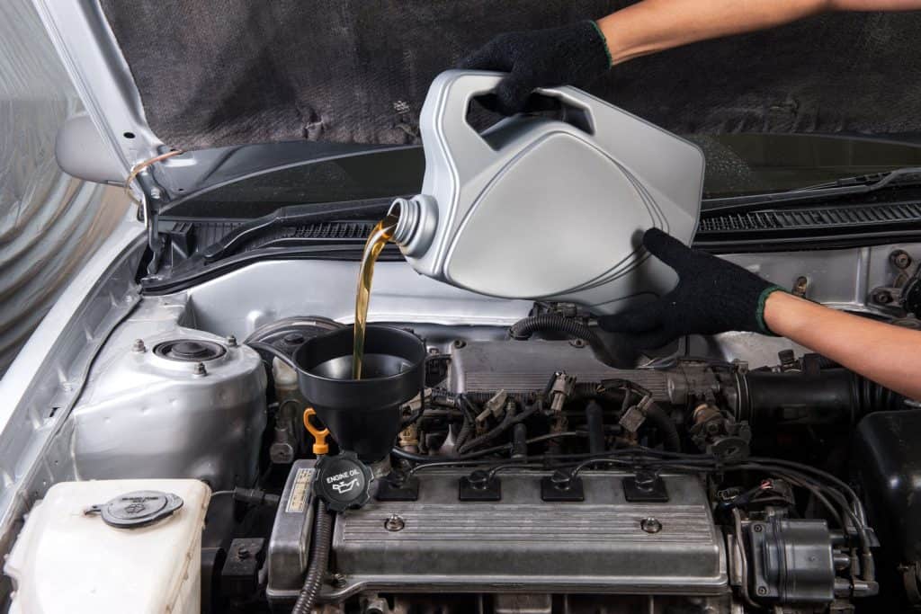 Refueling and pouring oil quality into the engine motor car Transmission and Maintenance Gear