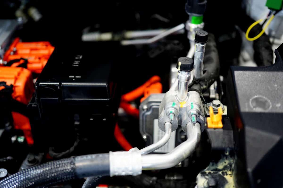 Car air conditioner recharge valve