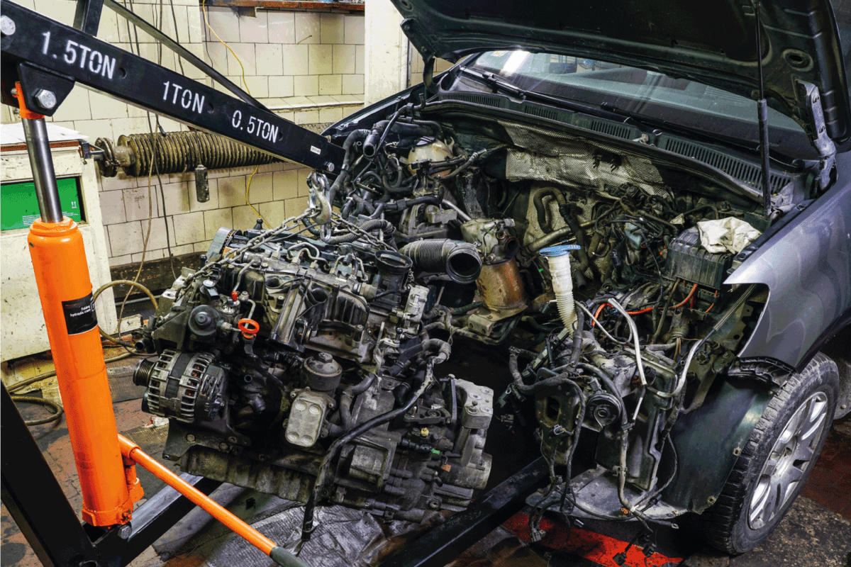 Dismantling the engine from the car with the help of a folding hydraulic crane