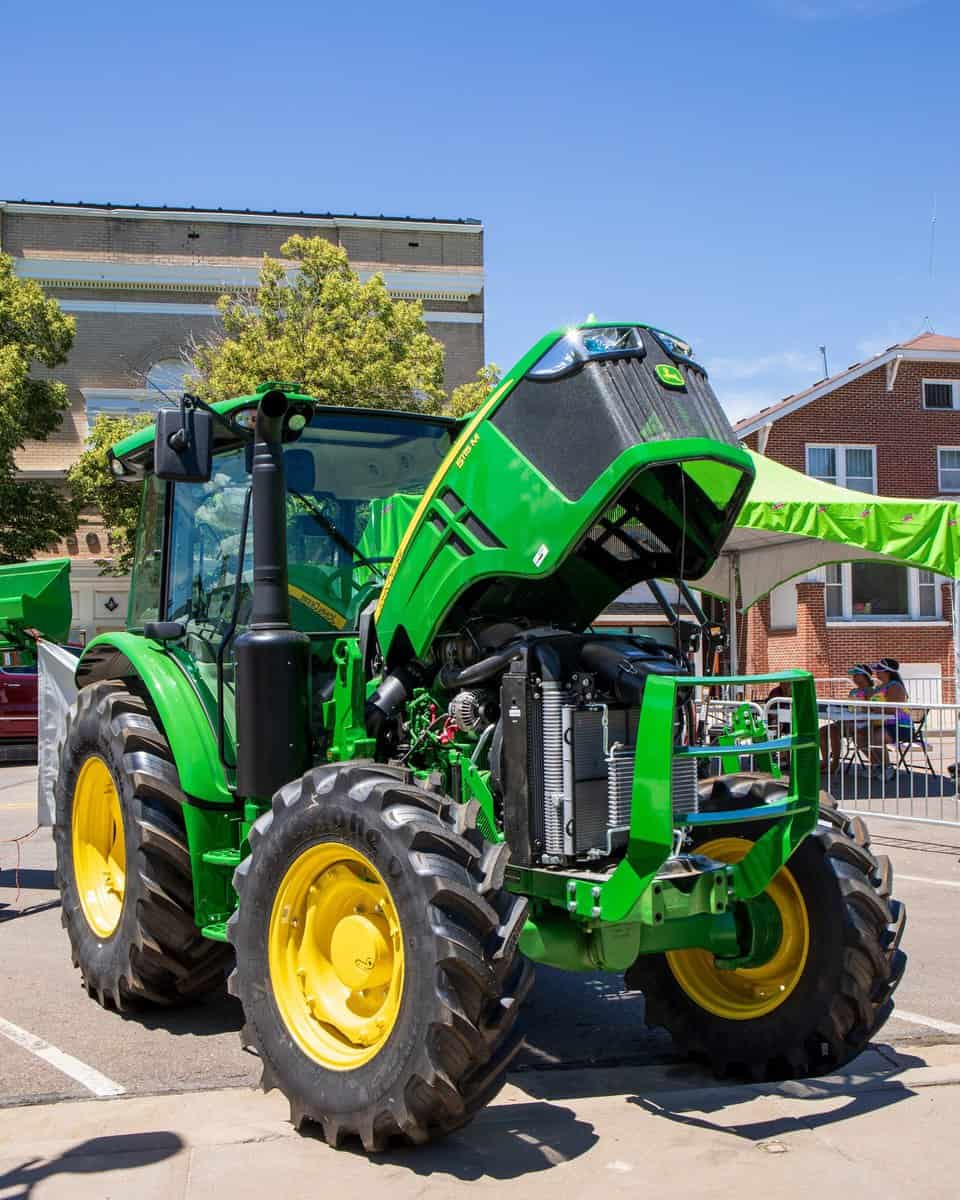 John deere farm Tractor model 6195M is 30 gpm pressure-flow compensated hydraulic system.