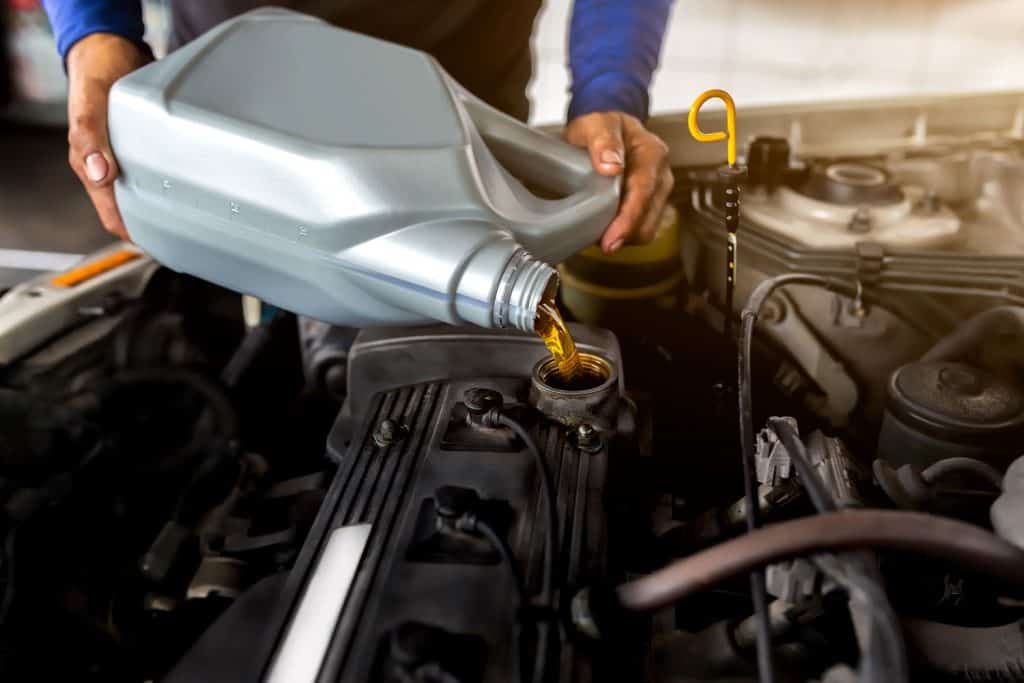 Car mechanic replacing the car oil, What's The Best Oil For A Nissan Rogue?