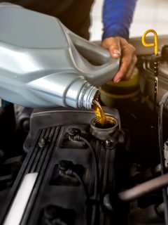 Car mechanic replacing the car oil, What's The Best Oil For A Nissan Rogue?