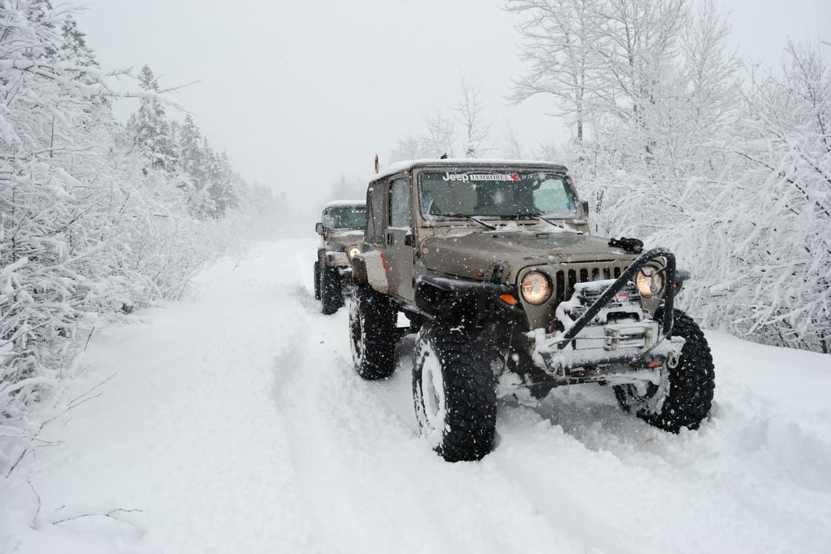 A snow modded Jeep Wrangler moving on the snow