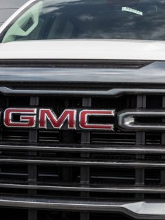 A GMC Acadia emblem on the grill, GMC Acadia SLT Vs Denali: What's The Difference?