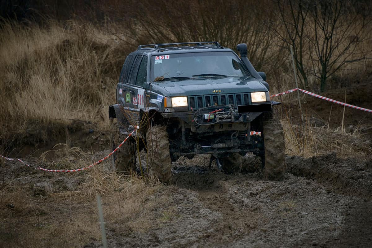 Dirt road track easily overcome by jeep cherokee, Jeep Cherokee Shaking What could be wrong?