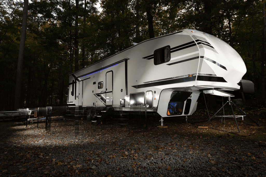 Fifth wheel trailer that is a toy hauler