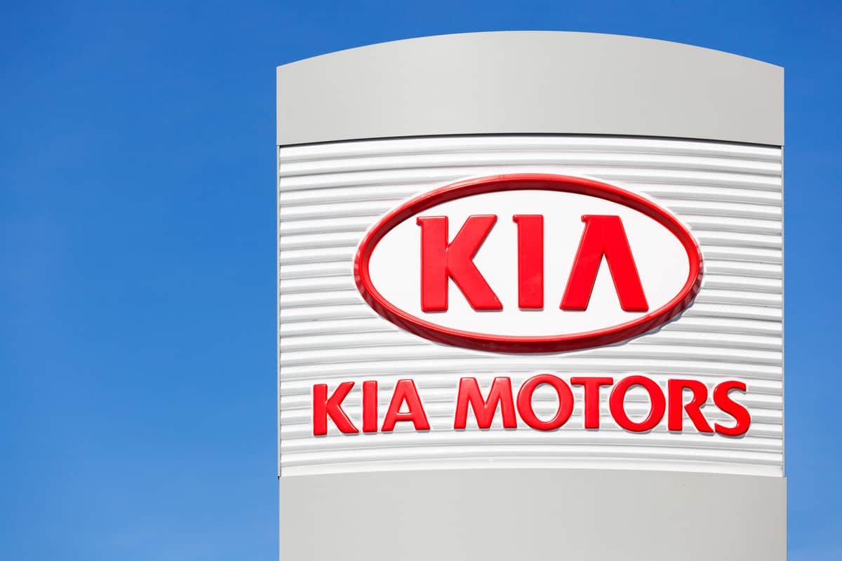 Kia Motoros logo above dealership lot 