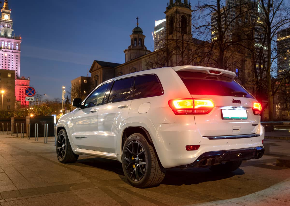 New Jeep Grand Cherokee Trackhawk 6.2 V8 717 hp.Presentation of the car against the background of modern architecture