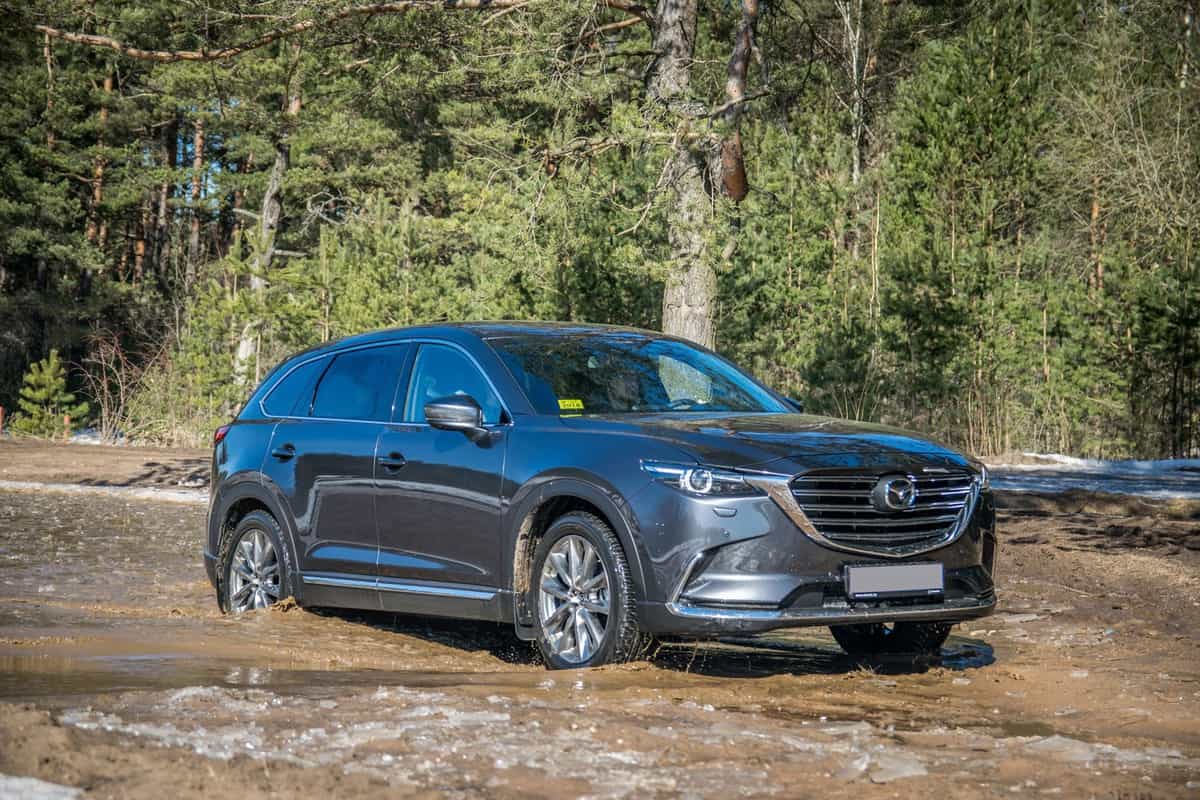 Second generation of Mazda CX-9 drives off road in dirt and mud at the test-drive event