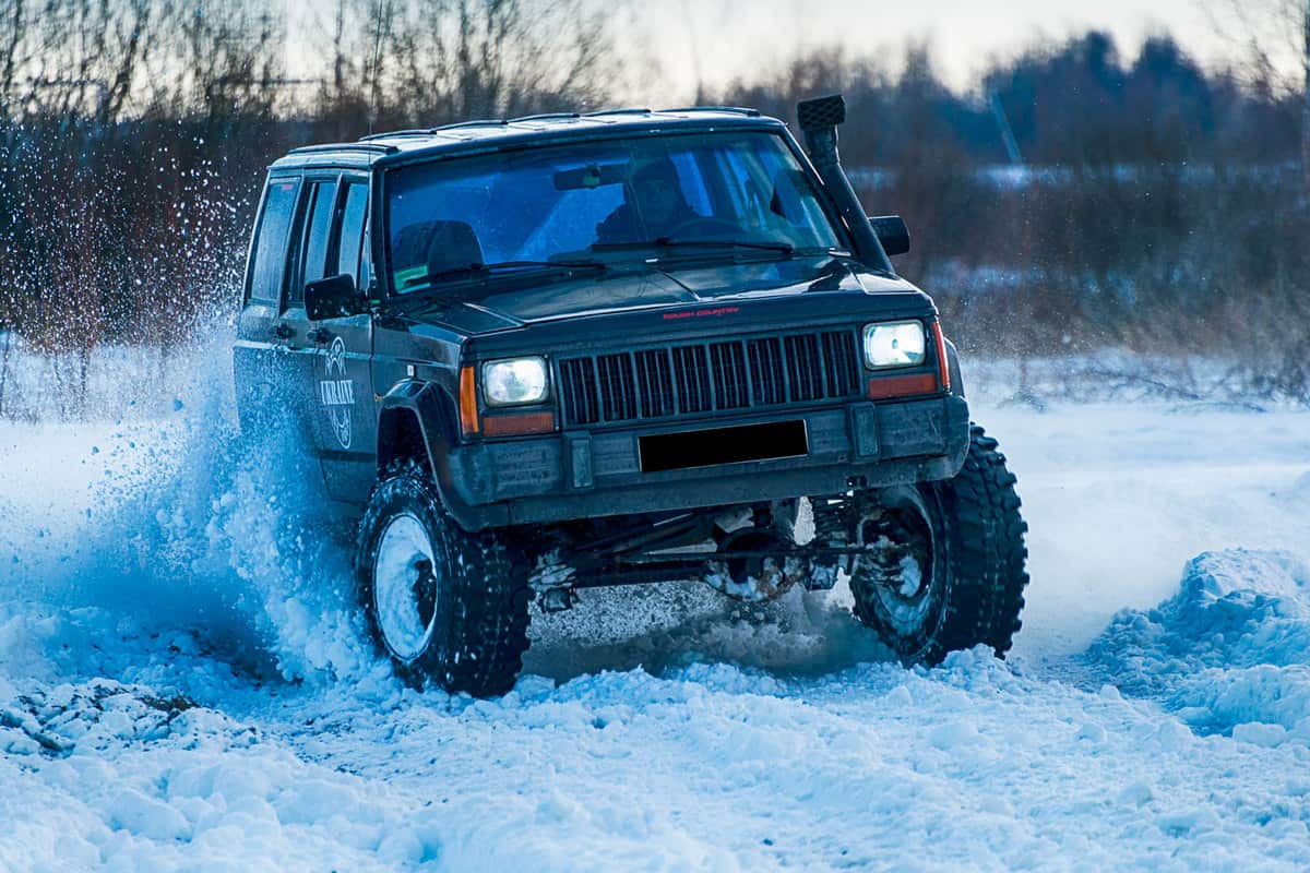 Snow off road jeep cherokee overcome the roadtrack