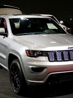 The 2020 Jeep Grand Cherokee in silver color, What Are The Best Colors For A Jeep Grand Cherokee?