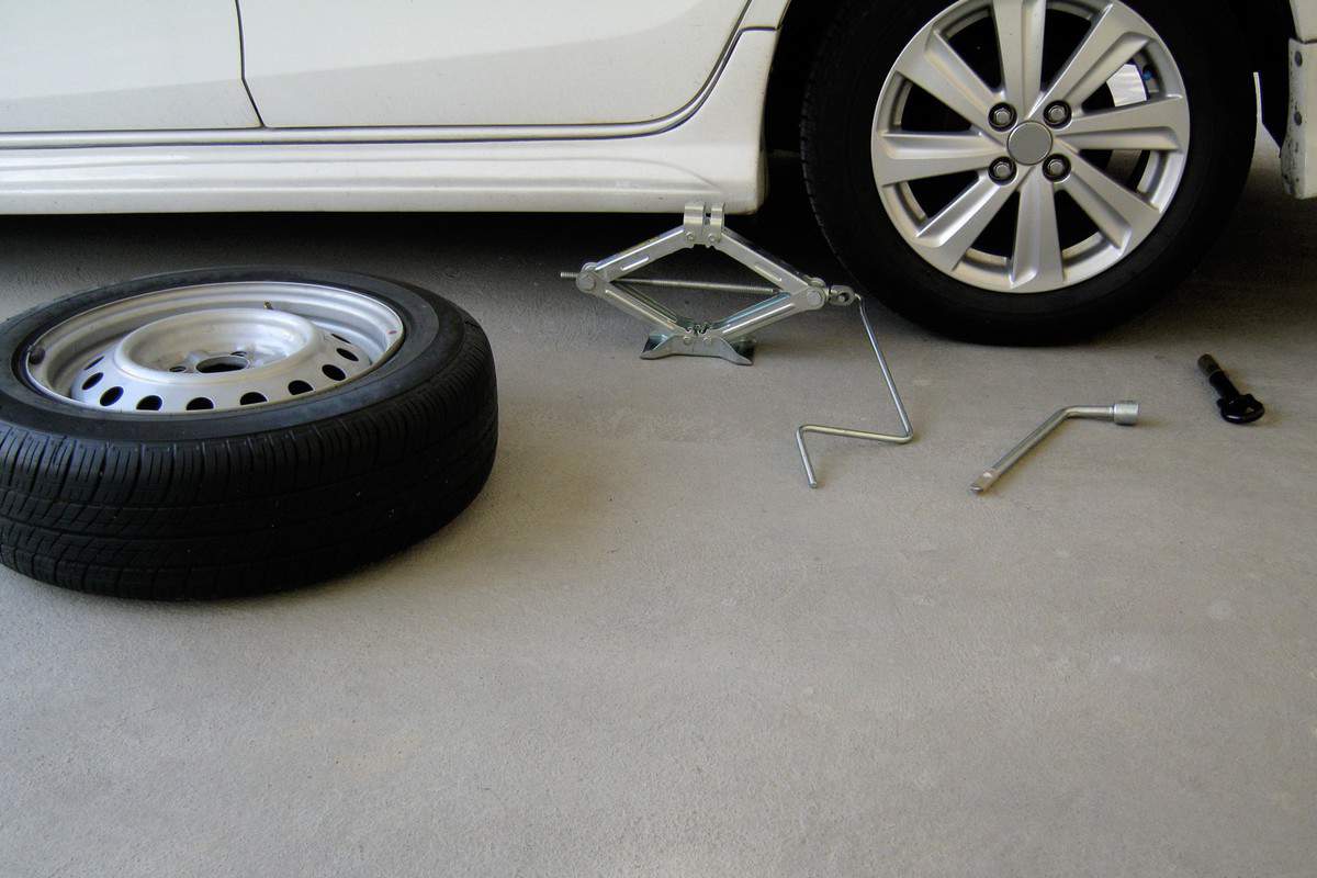 Tool kit for changing car tires. Jack lifts important for change spare tire.
