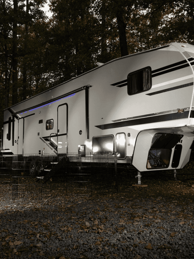 13 Fifth Wheel RVs With A Front Living Room [Illustrated Examples]