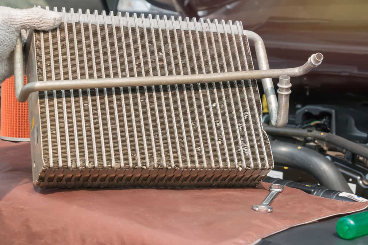 Car air conditioner condenser leaking check