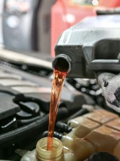 Autospecialist pouring engine coolant, What Color Coolant Does Ford Use