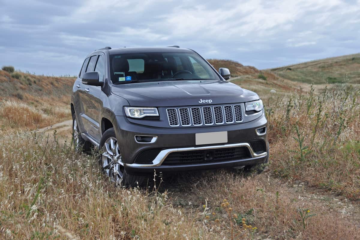  Jeep Grand Cherokee (after facelift) on the unmade road.