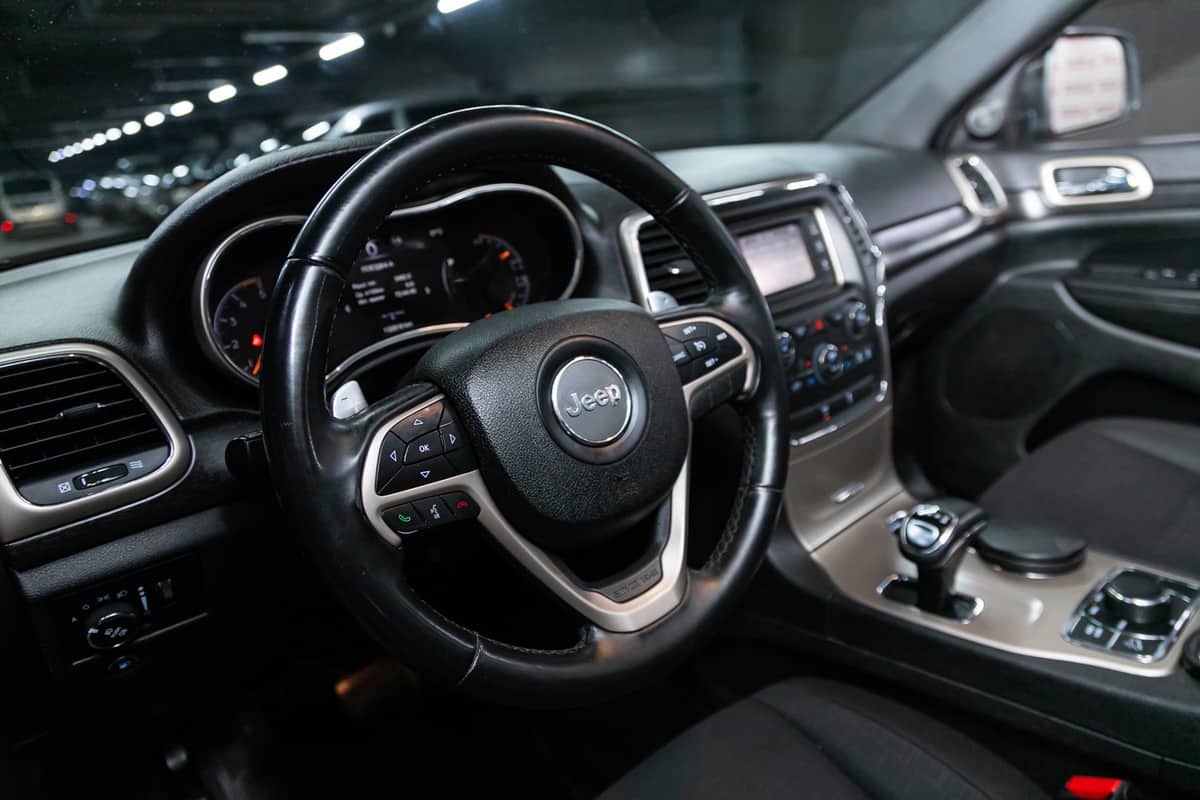 Jeep Grand Cherokee, close-up of the dashboard, player, steering wheel, accelerator handle, buttons