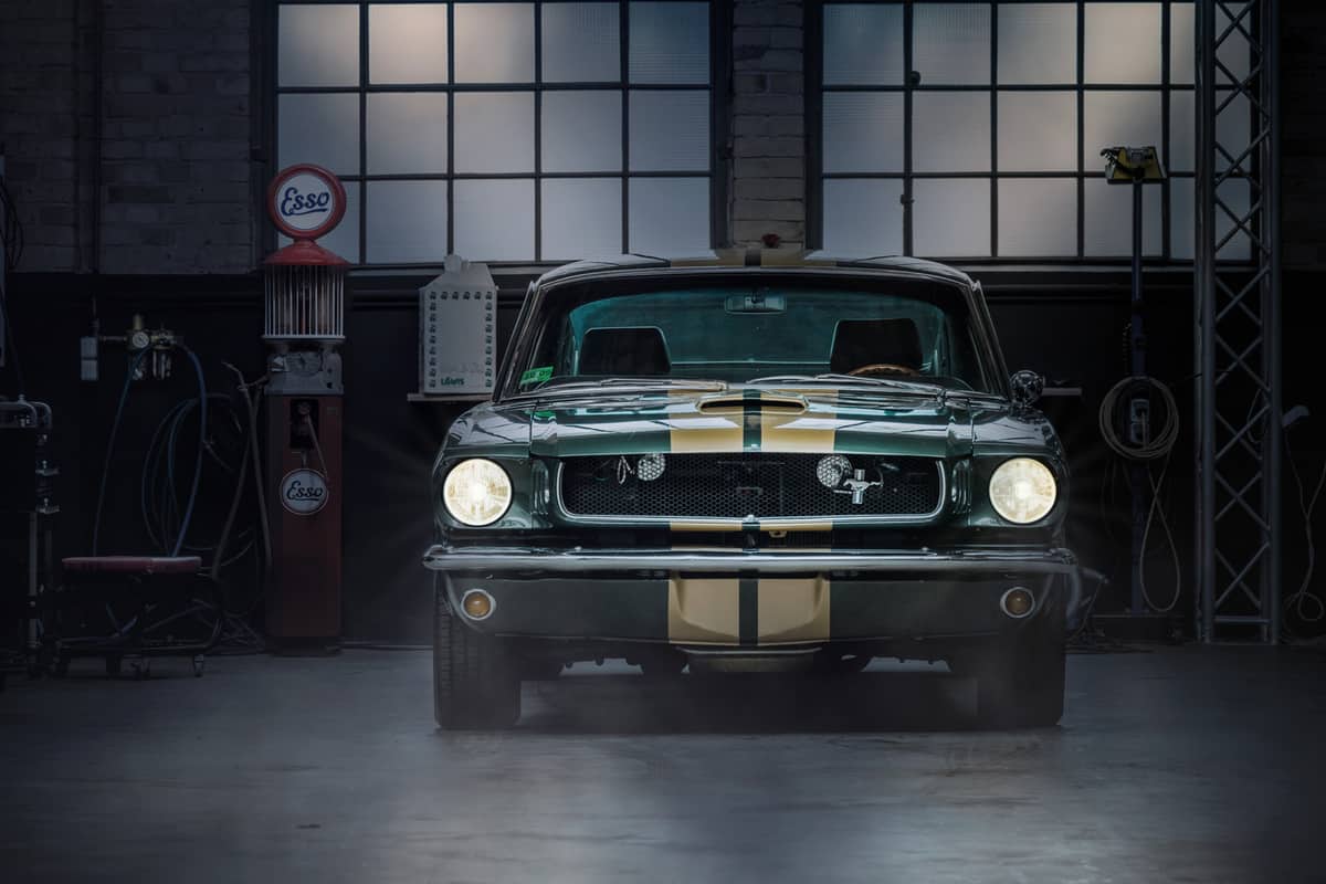  Oldtimer Garage with Ford Mustang