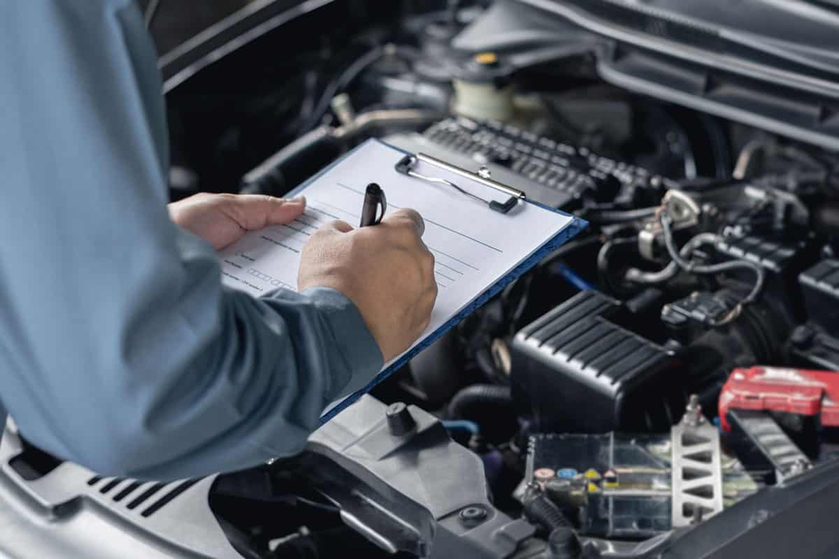 car service staff check engine malfunctions and mistake check list