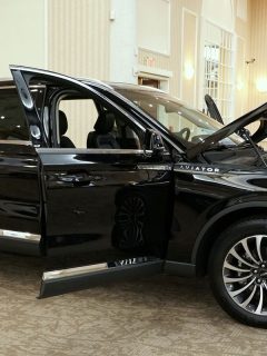 shiny black color of 2019 Lincoln Nautilus, How Much Does A Lincoln Nautilus Weigh?