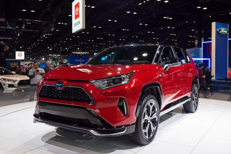 A red Toyota Highlander at a car show, Does Toyota Highlander Have Apple Carplay?
