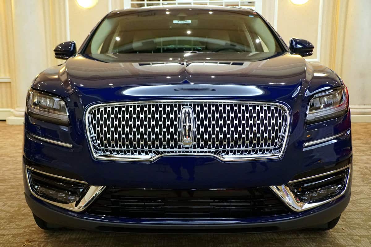Front grill of a blue Lincoln Nautilus