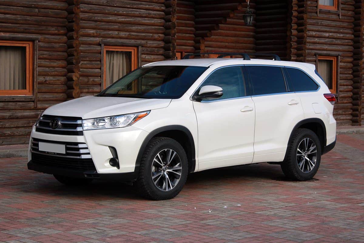 Front left view of a toyota highlander