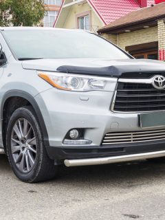 New Toyota Highlander (Kluger) parked on the street of Sochi City, Toyota Highlander Beeping While Driving—What To Do?