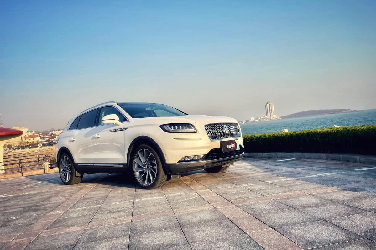 a white Lincoln Nautilus 2.7T Suv is parked in courtyard
