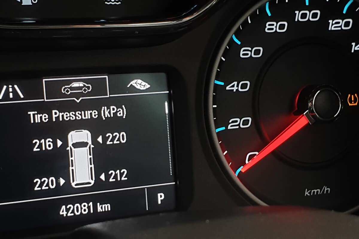 activated TPMS (Tire Pressure Monitoring System) monitoring display on vehicle cluster, Check tire pressure.