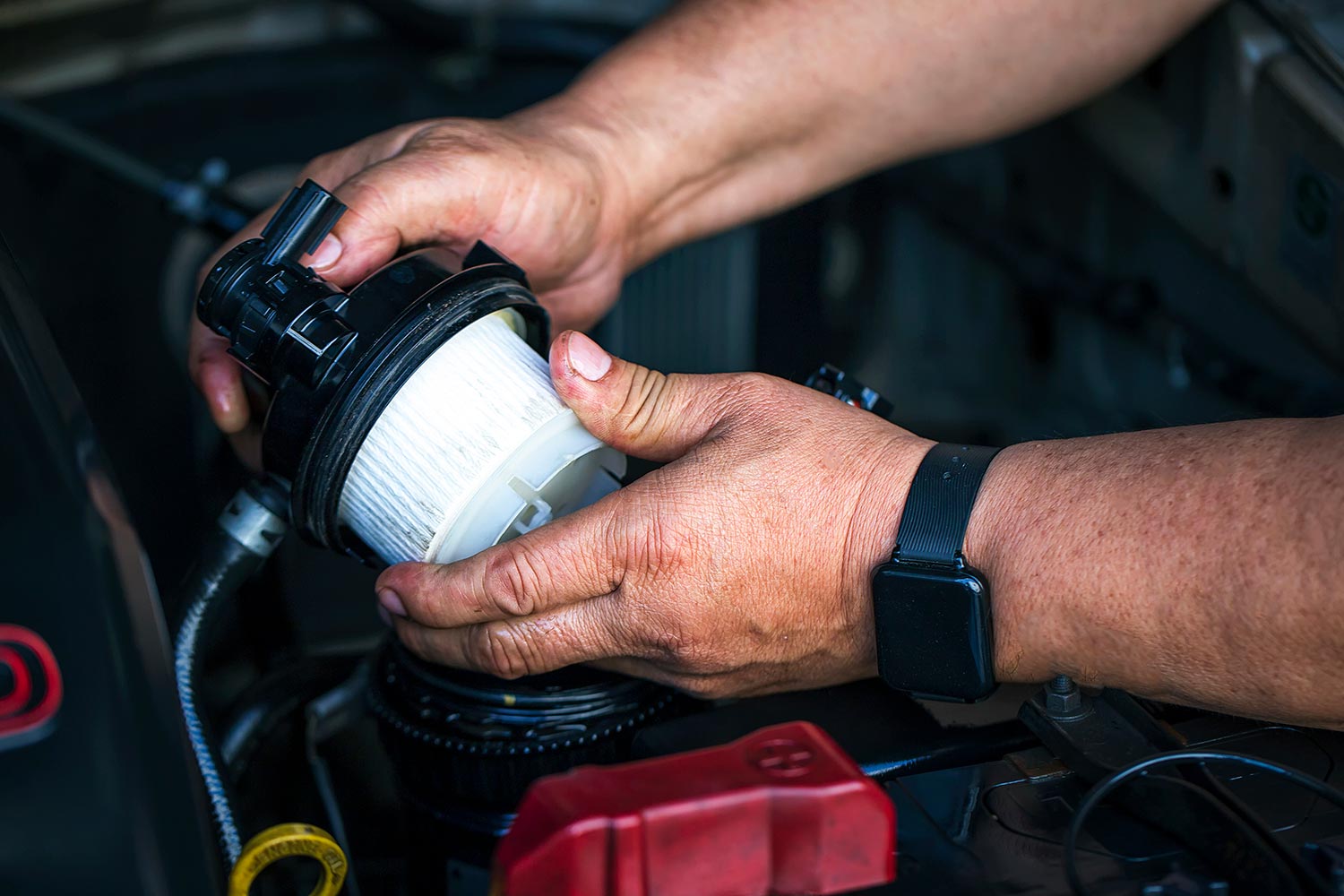 Car mechanic replace the new fuel filter