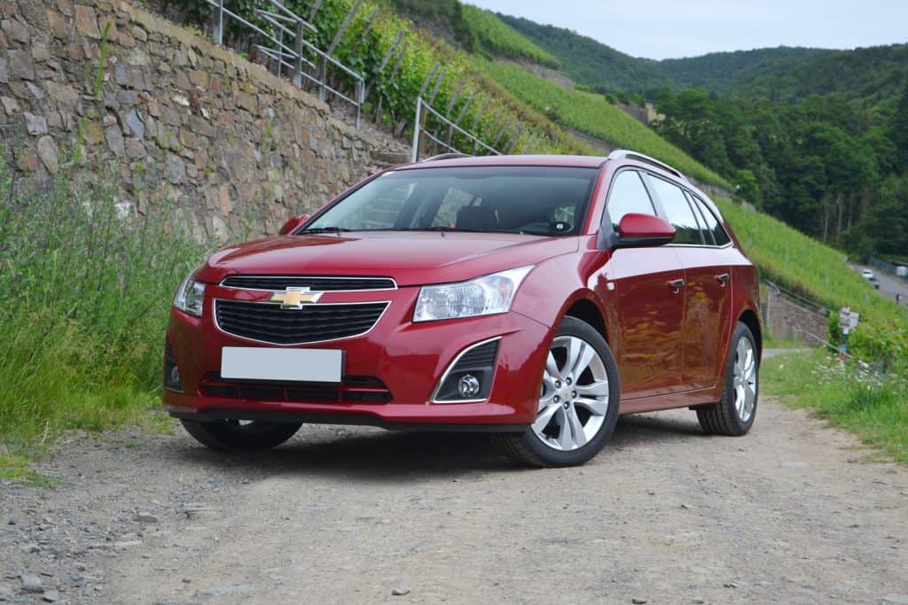 Chevrolet Cruze SW (combi version) stopped on the road during the test