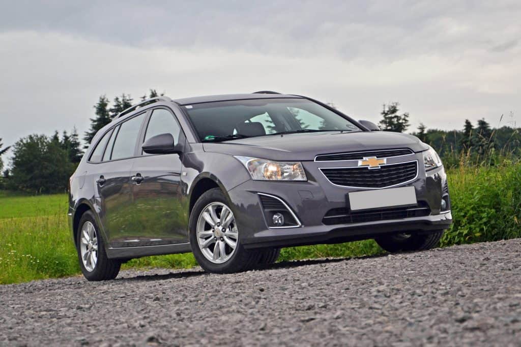 Chevrolet Cruze SW (combi version) stopped on the road.