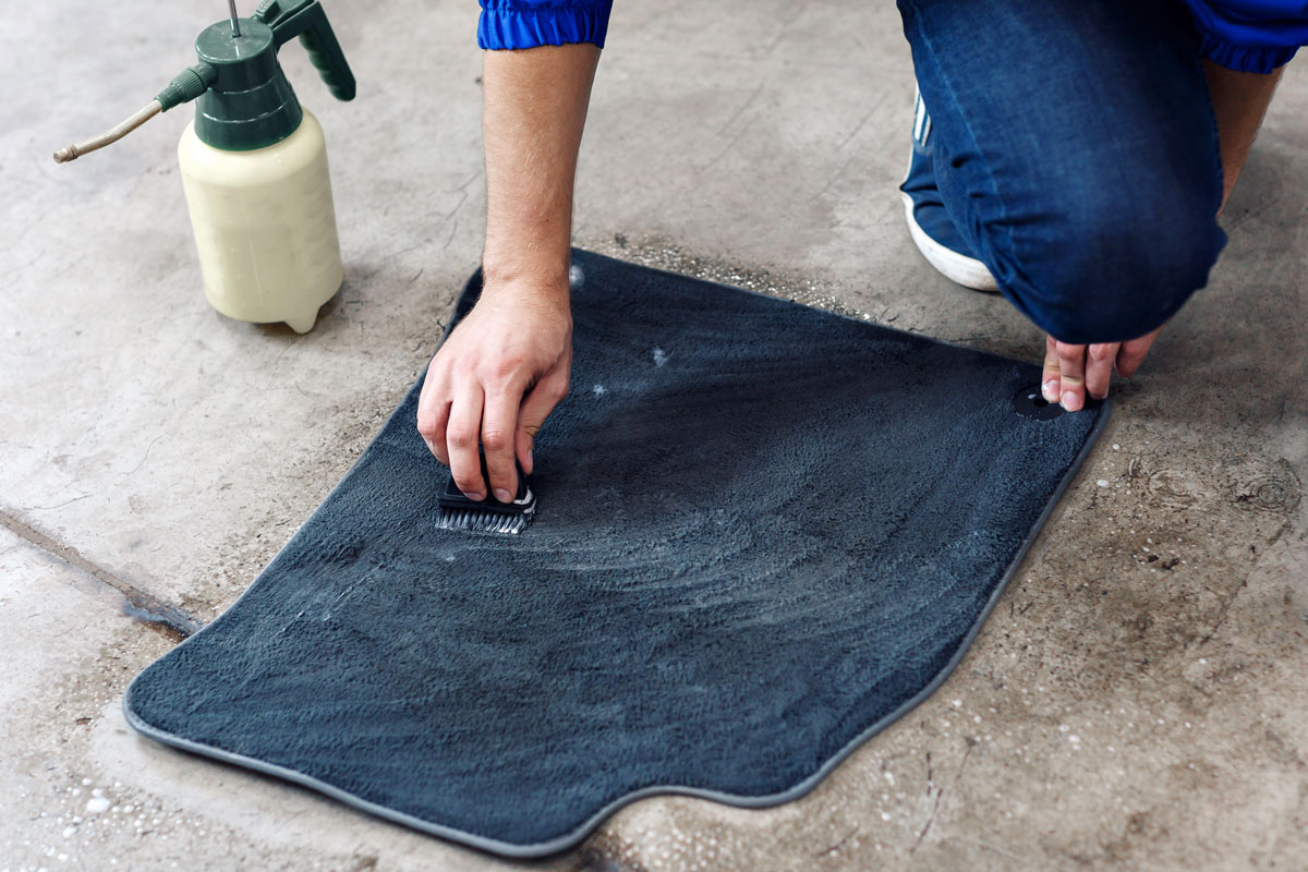 Cleaning rubber floor mats