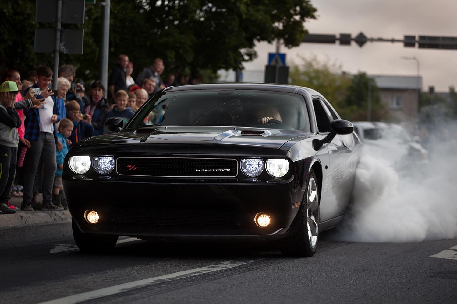 Dodge Challenger RT HEMI V8 burn out and drift during American car show