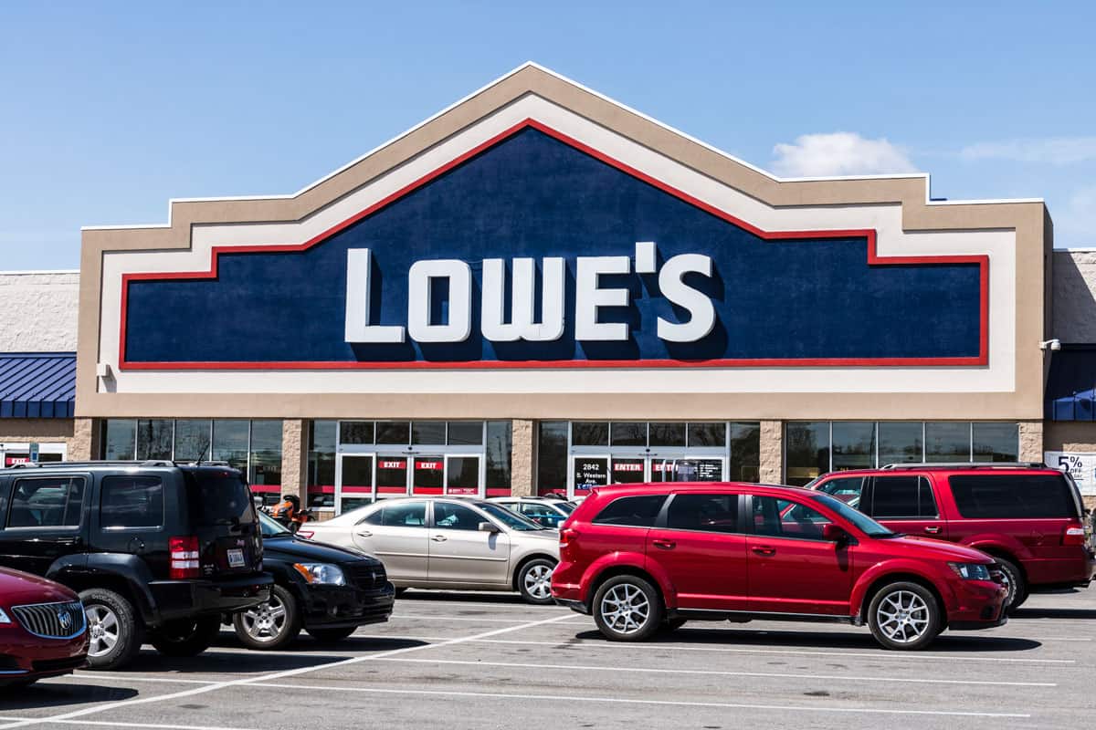 A Lowe's store with cars parked in front