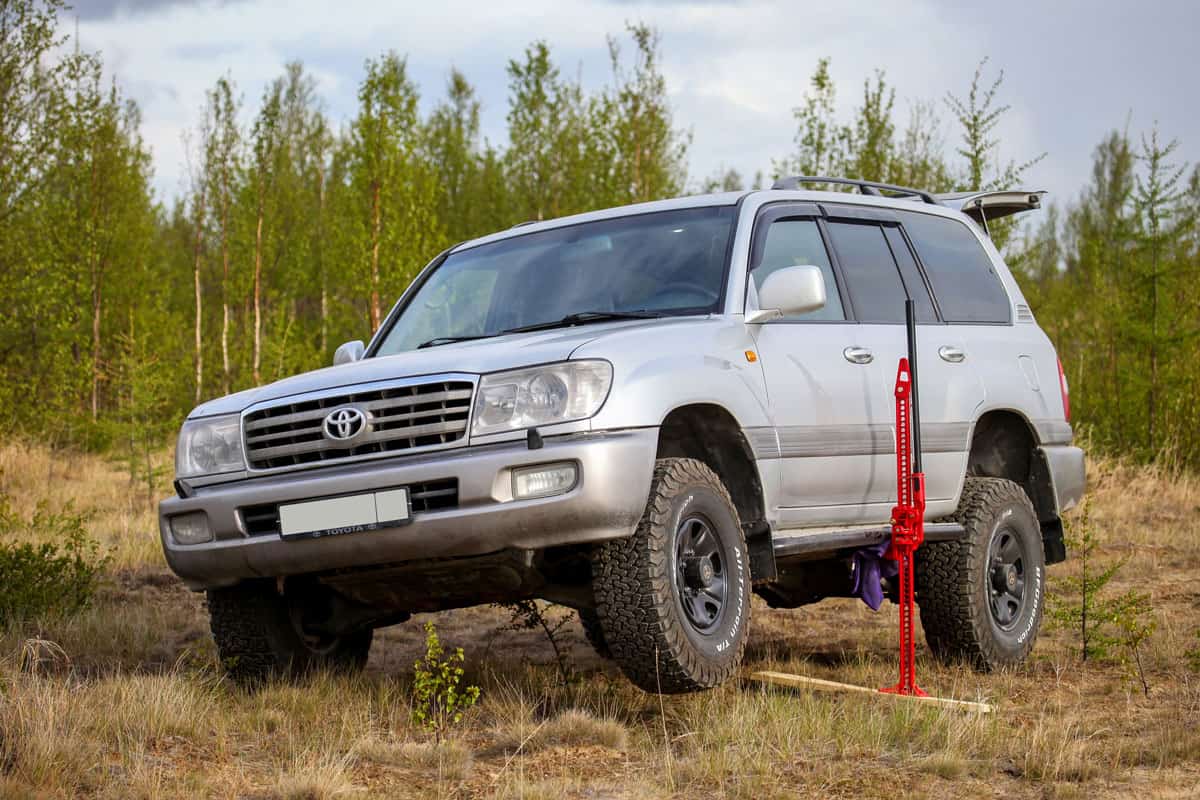 An old Toyota Land Cruiser replacing tire