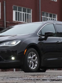 Black minivan Chrysler Pacifica on parking lot, How To Watch Netflix In Chrysler Pacifica