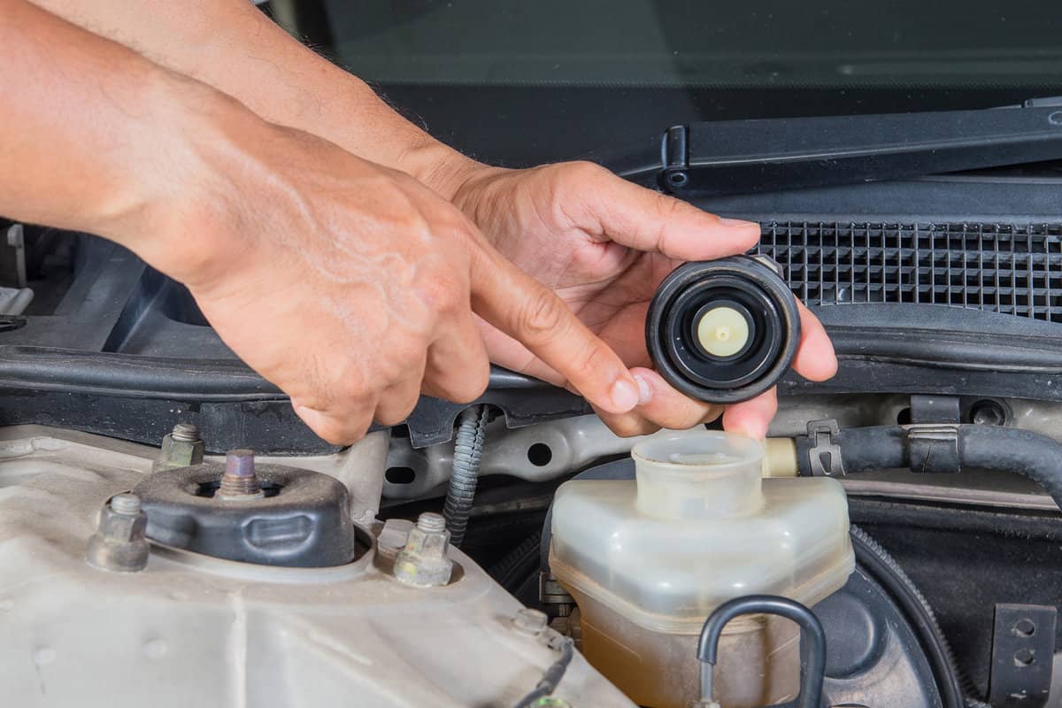 Check brake fluid inlet,Car maintenance,Check car yourself 