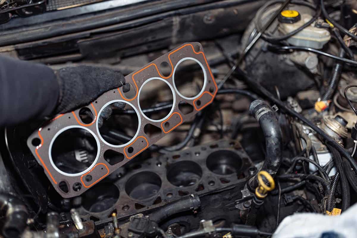 Replacement of the cylinder head gasket